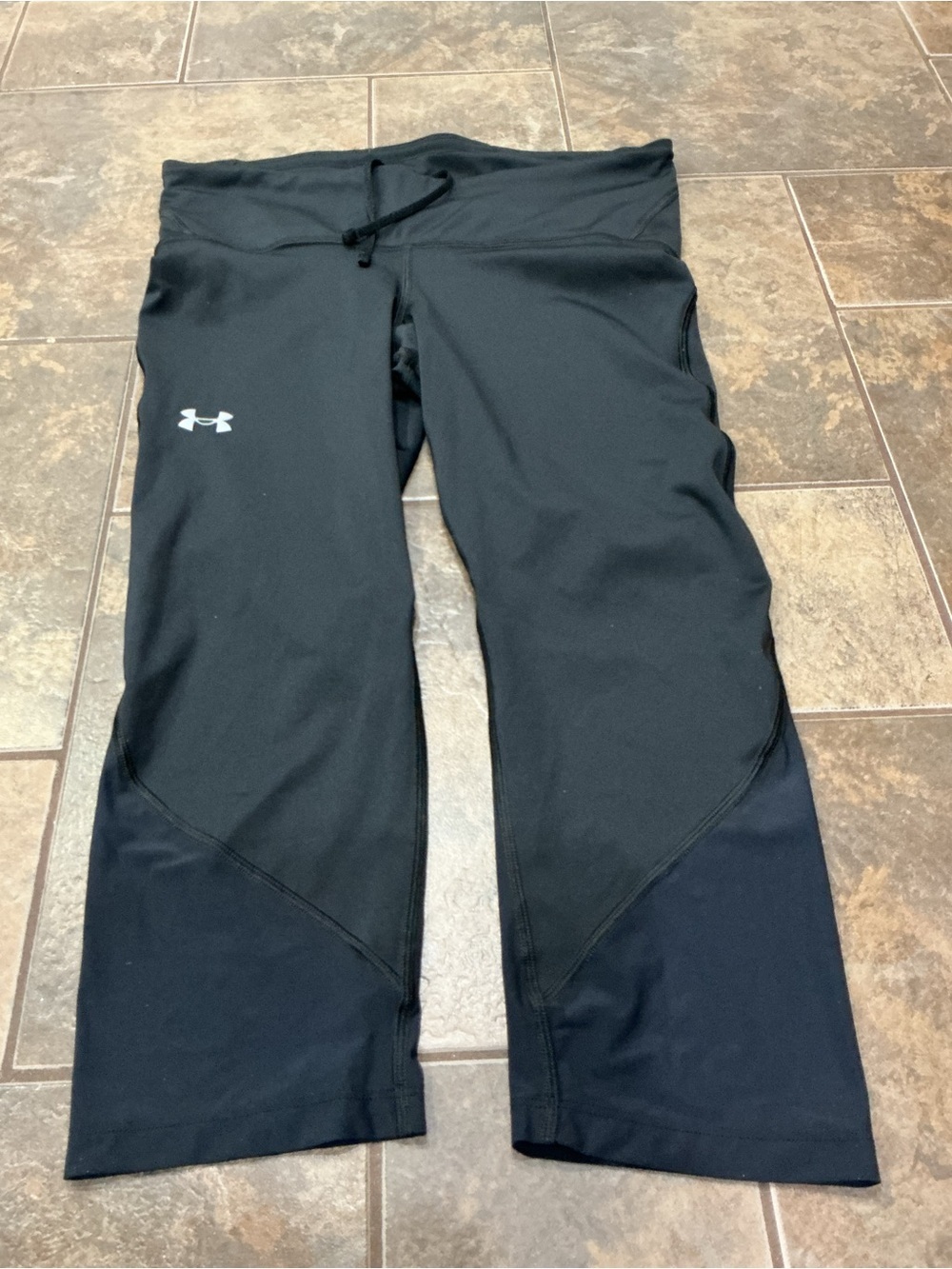 Under Armour Black Capri Compression Heat Gear Workout Leggings with Logo
